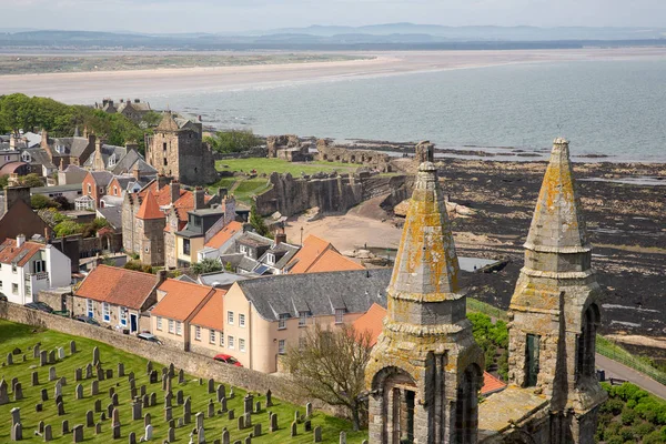 苏格兰圣安德鲁斯的鸟瞰遗址和墓地大教堂 — 图库照片