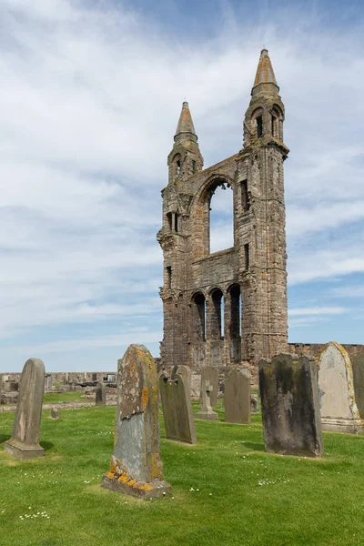 Разрушение и кладбище с надгробиями возле собора Святого Эндрюса, Шотландия — стоковое фото
