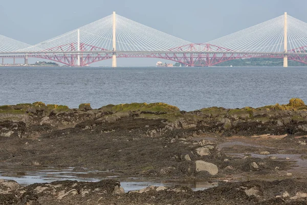 Vista en tres puentes que cruzan Firth of Forth en Escocia —  Fotos de Stock