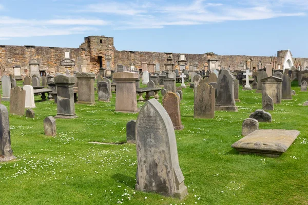 Romlás és közelében St. Andrews katedrális, Skócia sírkövek a temetőben — Stock Fotó