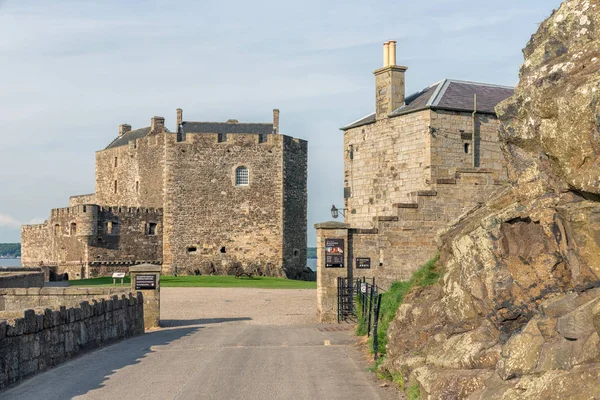 Zwartheid kasteel aan kust Firth of Forth in Sotland — Stockfoto