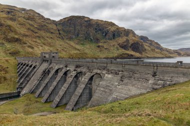 Lochan rezervuar ve İskoç Trossachs baraj Ben Lawers yakın
