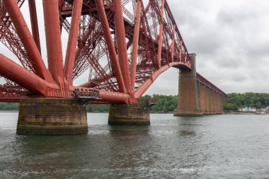 Forth Demiryolu Köprüsü Firth, ileri yakınındaki Queensferry, İskoçya