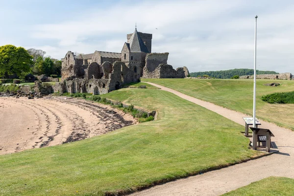 Abtei auf inchcolm island im schottischen firth of forth — Stockfoto