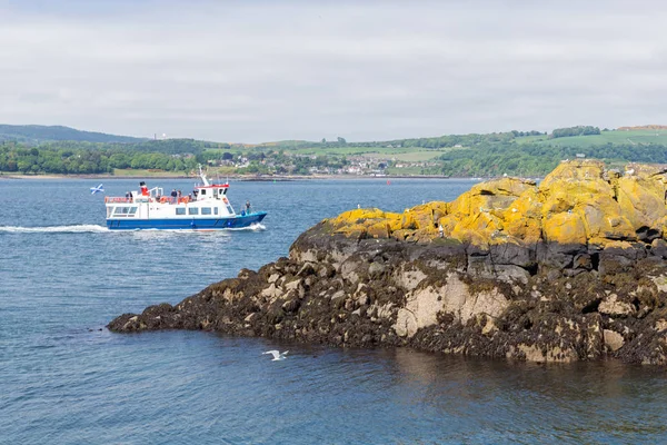 Lanzar un barco con destino a la isla de Inchthe con la abadía medieval cerca de Edimburgo —  Fotos de Stock