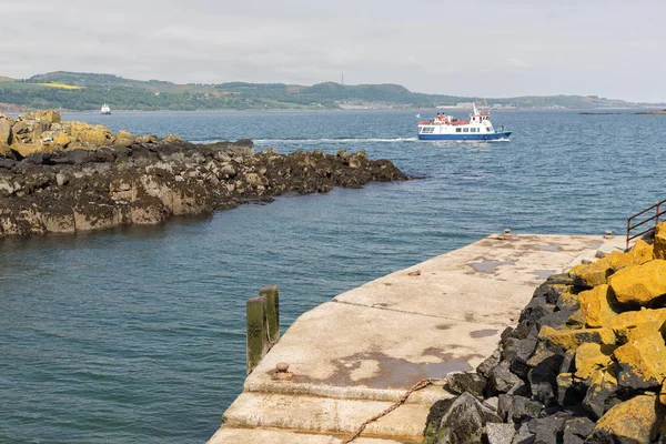 Spuštění lodě appoaching Inchcolm ostrov s středověké opatství poblíž Edinburgh — Stock fotografie