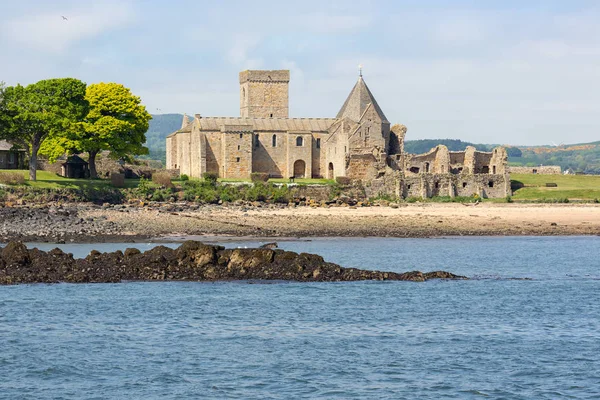 Abbey at Inchcolm Island i Scottish Firth of Forth – stockfoto