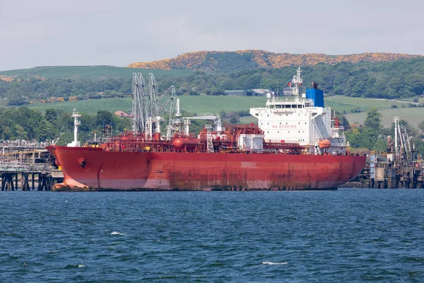 Olie terminal met tanker in de Firth of Forth in de buurt van Edinburgh — Stockfoto