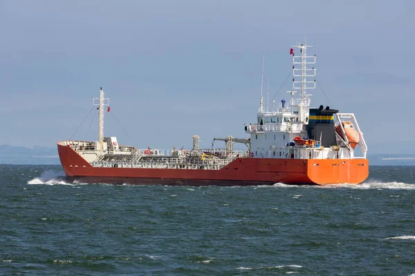 Carguero navegando hacia Northsea en Firth of Forth cerca de Edimburgo — Foto de Stock