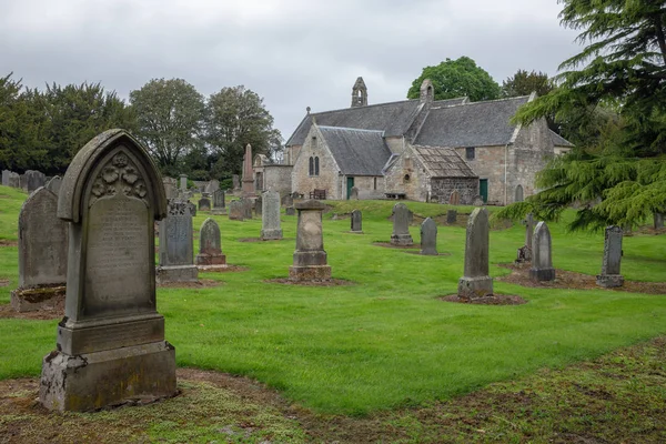 Abercorn kostel s hřbitovem a náhrobky poblíž Edinburgh ve Skotsku — Stock fotografie