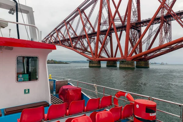 Launch boat making a round trip near Forth Railroad Bridge — Stock Photo, Image