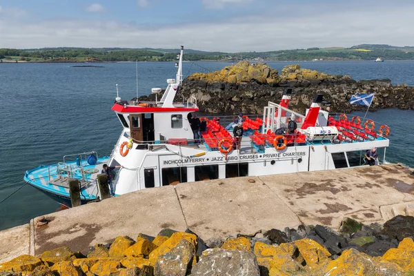 Spuštění lodě zakotvené v Inchcolm ostrov poblíž skotský Edinburgh — Stock fotografie