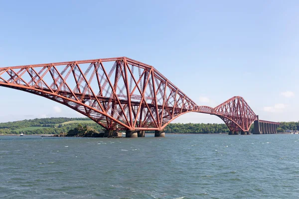 Forth Bridge sobre Firth of Forth perto de Queensferry, na Escócia — Fotografia de Stock