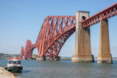 Firth, ileri Queensferry İskoçya'da yakınındaki Forth köprüden