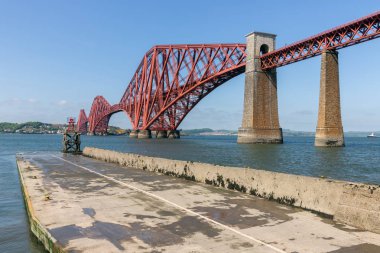 Firth, ileri Queensferry İskoçya'da yakınındaki Forth köprüden