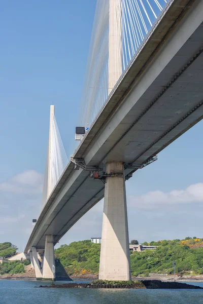 Dołu nowy przekraczania Queensferry road most nad Firth of Forth, Szkocja — Zdjęcie stockowe