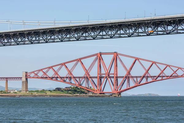 Zwei brücken über firth of forth in der nähe von queensferry in schottland — Stockfoto