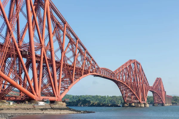 Forth Bridge sobre Firth of Forth perto de Queensferry, na Escócia — Fotografia de Stock