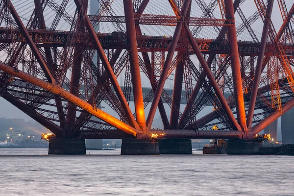 Avond weergave Forth-brug over de Firth of Forth in Schotland — Stockfoto