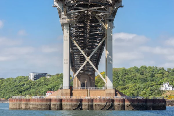 Détails de la construction Forth Road Bridge au-dessus de Firth of Forth, Écosse — Photo