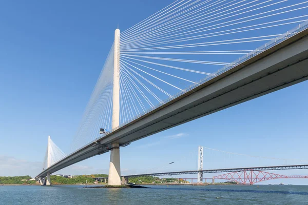 Tres puentes sobre Firth of Forth cerca de Queensferry en Escocia — Foto de Stock