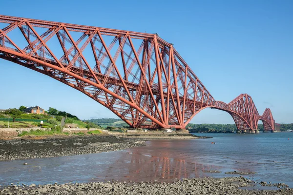 Forth Bridge nad Firth z powrotem w pobliżu Queensferry w Szkocji — Zdjęcie stockowe