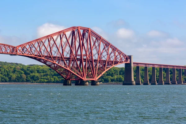 Forth Bridge přes Firth tam poblíž Queensferry ve Skotsku — Stock fotografie