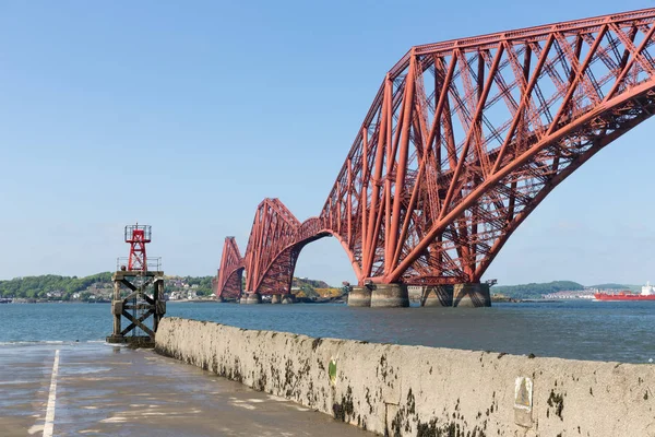 Forth Bridge sobre Firth of Forth perto de Queensferry, na Escócia — Fotografia de Stock