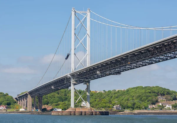 Forth road bridge over Firth of Forth, Scozia — Foto Stock