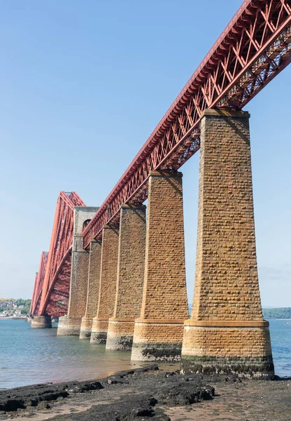 Forth Bridge sur Firth of Forth près de Queensferry en Écosse — Photo