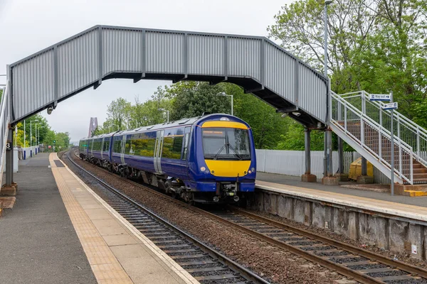 Dalmeny treinstation in de buurt van de brug over de Firth of Forth, Schotland — Stockfoto