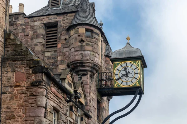 Canongate Tolbooth saat boyunca Royal Mile Edinburgh, İskoçya ile