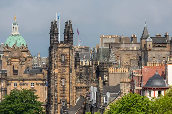 Vista dal castello scozzese di Edimburgo a skyline vecchia città medievale — Foto Stock