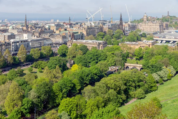 İskoçya Edinburgh Kalesi: Princes Street Gardens havadan görünümü — Stok fotoğraf