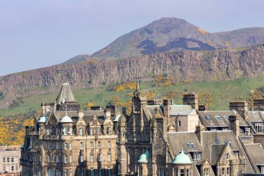 Ortaçağ şehir Edinburgh Hills Arthurs koltuğun üzerinde göster