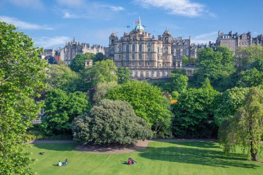 Cityscape İskoç Princes Street Gardens görülen Edinburgh