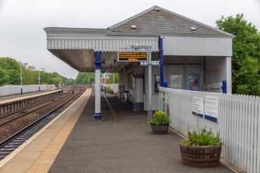 İskoçya'da platform ve bilet ofisi ile kırsal Tren İstasyonu