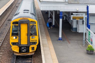 İskoçya'da platform ve bilet ofisi ile kırsal Tren İstasyonu