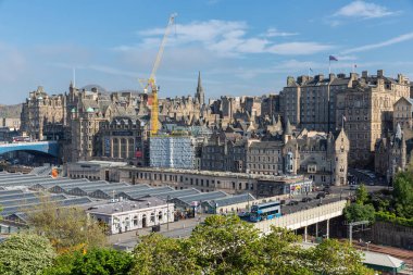 Havadan görünümü Ortaçağ şehir Edinburgh Waverley Tren İstasyonu ile