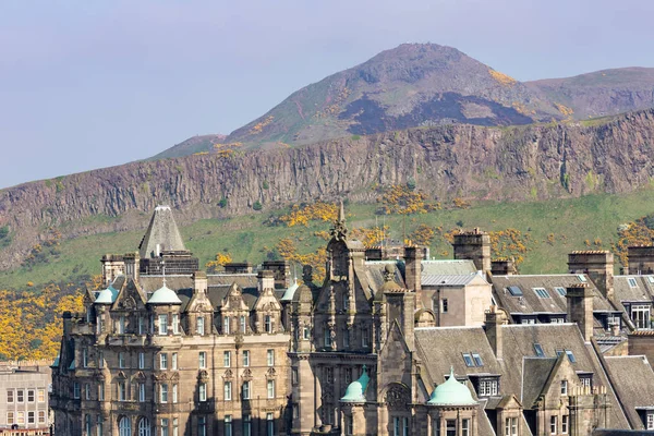 Vista sulla città medievale Edimburgo fino alle colline di Arthurs — Foto Stock
