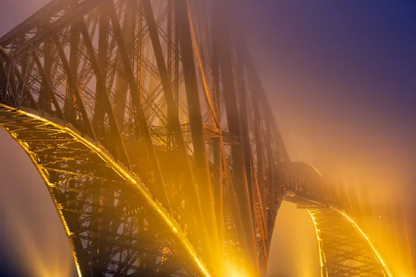 Puente Forth sobre Firth of Forth cerca de Queensferry en Escocia —  Fotos de Stock