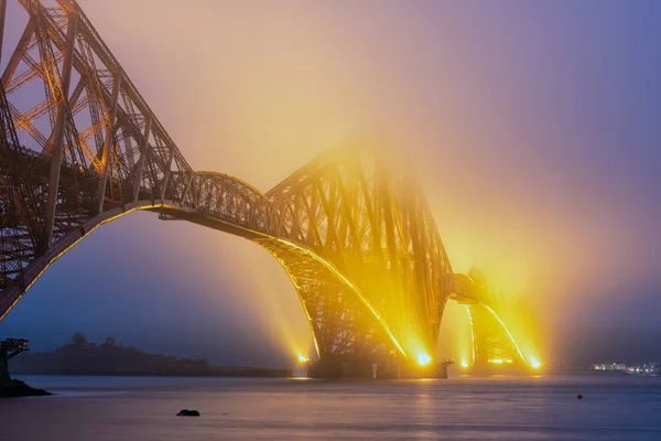 Forth Bridge sobre Firth of Forth perto de Queensferry, na Escócia — Fotografia de Stock