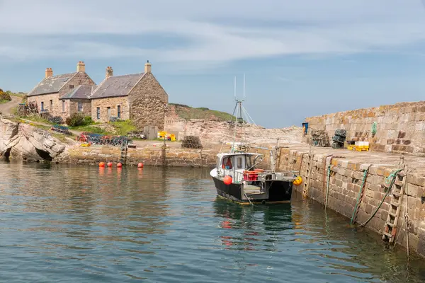 Puerto de la ensenada con barco pesquero en la costa escocesa del Mar del Norte —  Fotos de Stock