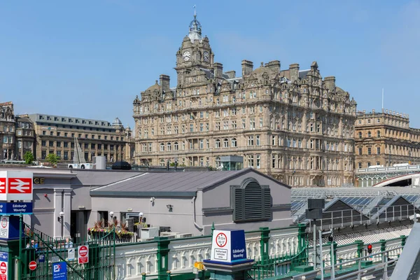 Stazione ferroviaria di Edimburgo Waverley con Palm Court Hotel — Foto Stock