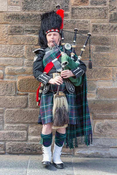 Man in traditional Scottish clothing playing bagpipe in Edinburgh — Stock Photo, Image