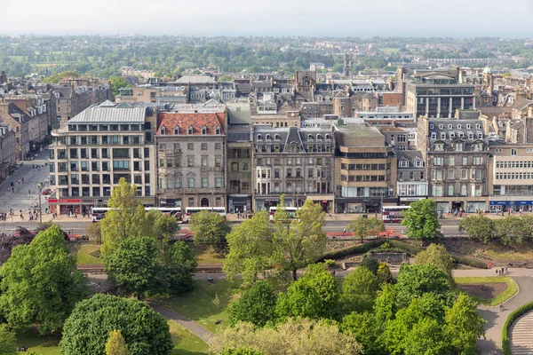 Paesaggio urbano Edimburgo con giardini Princes Street, Vista aerea dal castello — Foto Stock