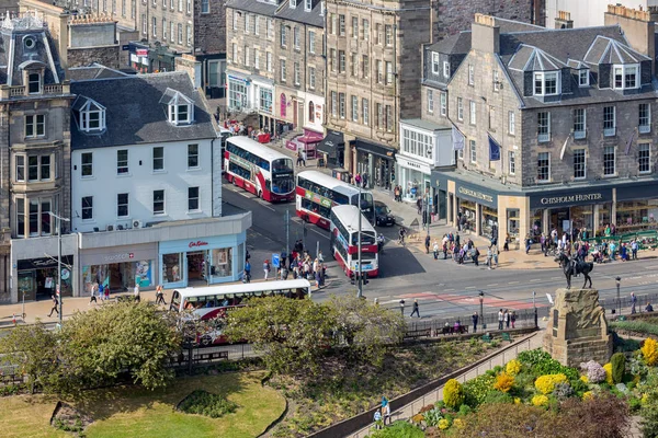 Paesaggio urbano Edimburgo con giardini Princes Street, Vista aerea dal castello — Foto Stock
