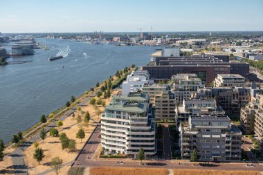 Havadan görünümü apartman binaları Amsterdam yakınındaki liman ve Northsea Kanal