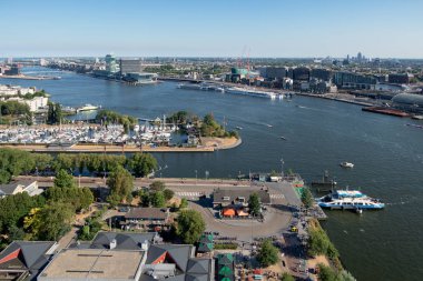 Görünüm Hollanda Amsterdam liman marina, feribot ve apartmanlar