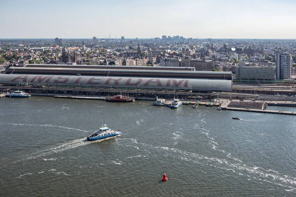 Vista aérea de la ciudad medieval de Amsterdam con la estación central de tren del puerto — Foto de Stock
